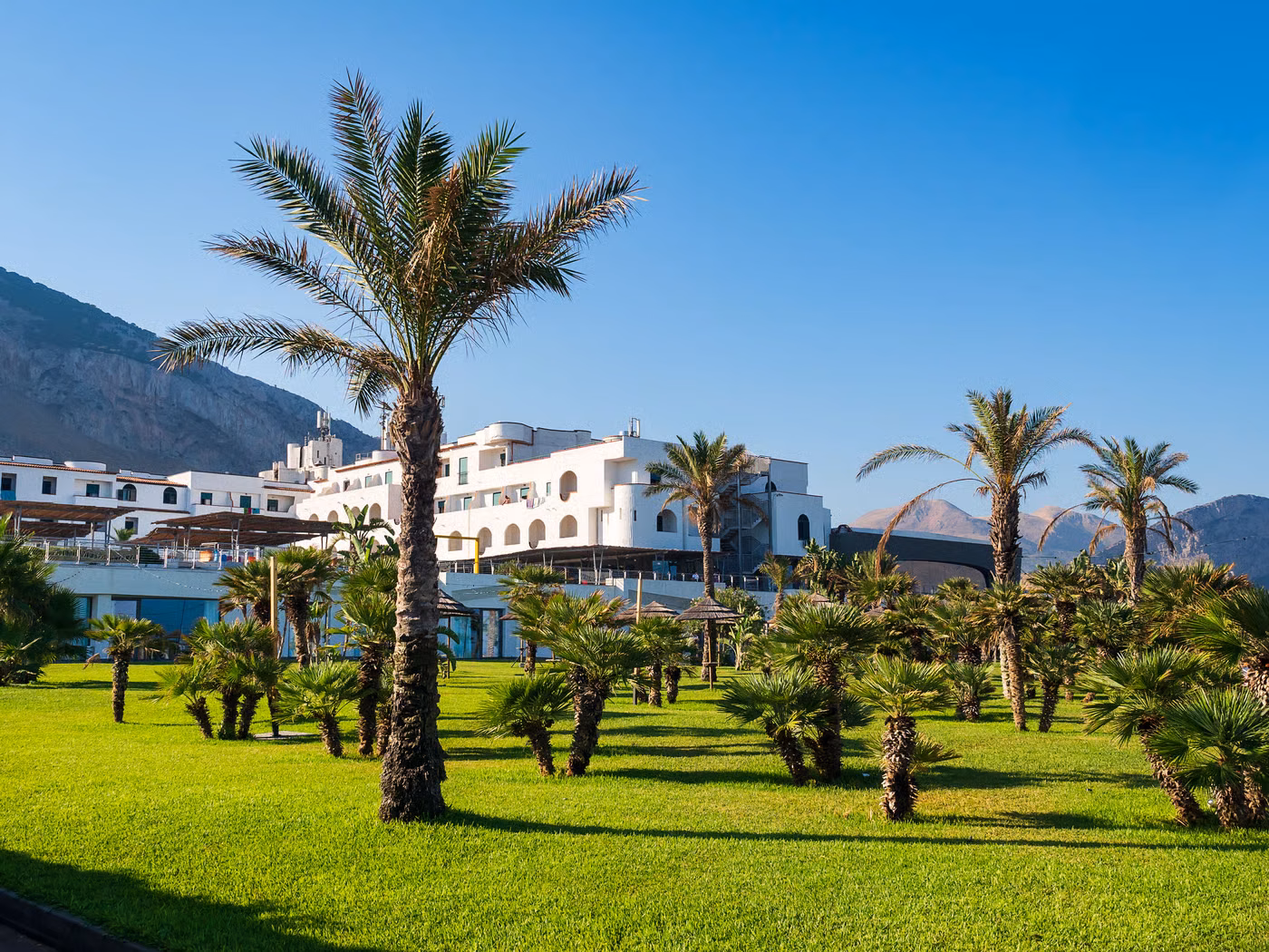 Jardins do Saracen Sands Hotel na Sicília mostrando a propriedade hoteleira