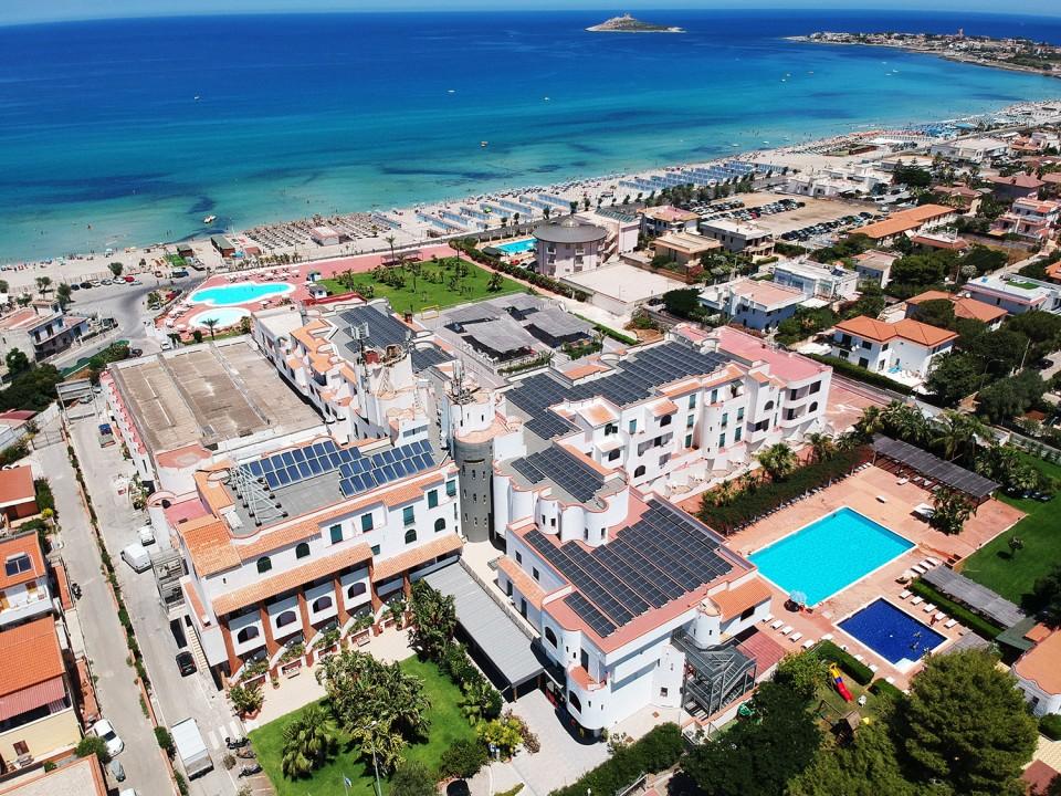 Vista aérea do Saracen Sands Hotel com painéis solares em cobertura