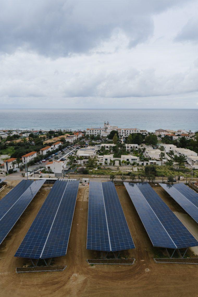 Instalação de carport solar no Saracen Sands Hotel, na Sicília